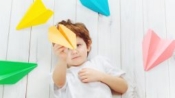 Ideas para hacer aviones de papel que vuelan mucho con niños