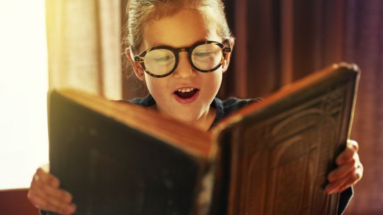 niña leyendo fábulas