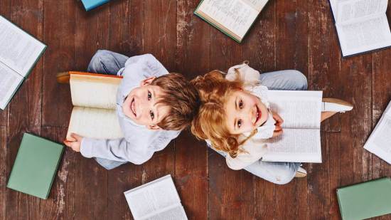 niños con libros