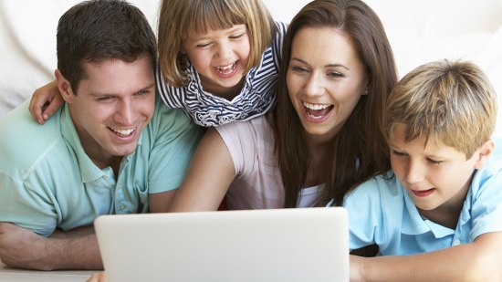 familia jugando con el ordenador