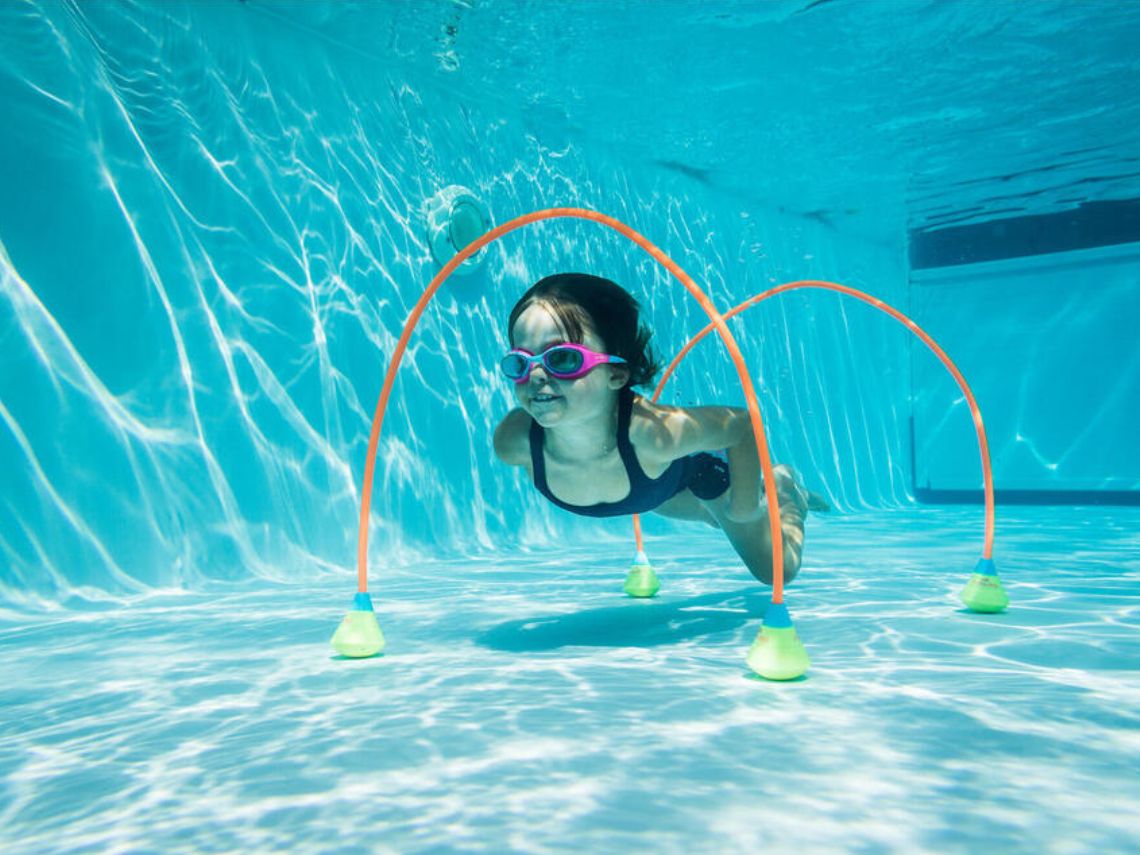Pistolas de agua y otros juguetes de verano para divertirse en la piscina