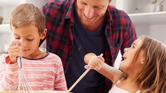 padre hijos cocina