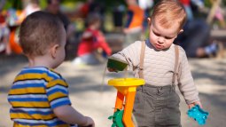 Ir al parque con otros niños