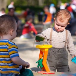 Ir al parque con otros niños