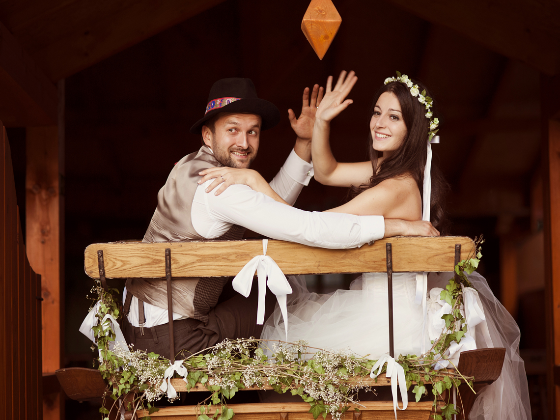 Dos novios recién casados en un entorno rural