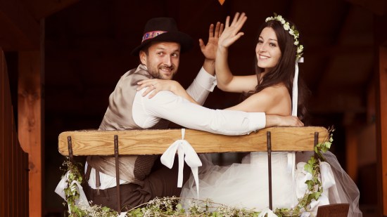 Dos novios recién casados en un entorno rural