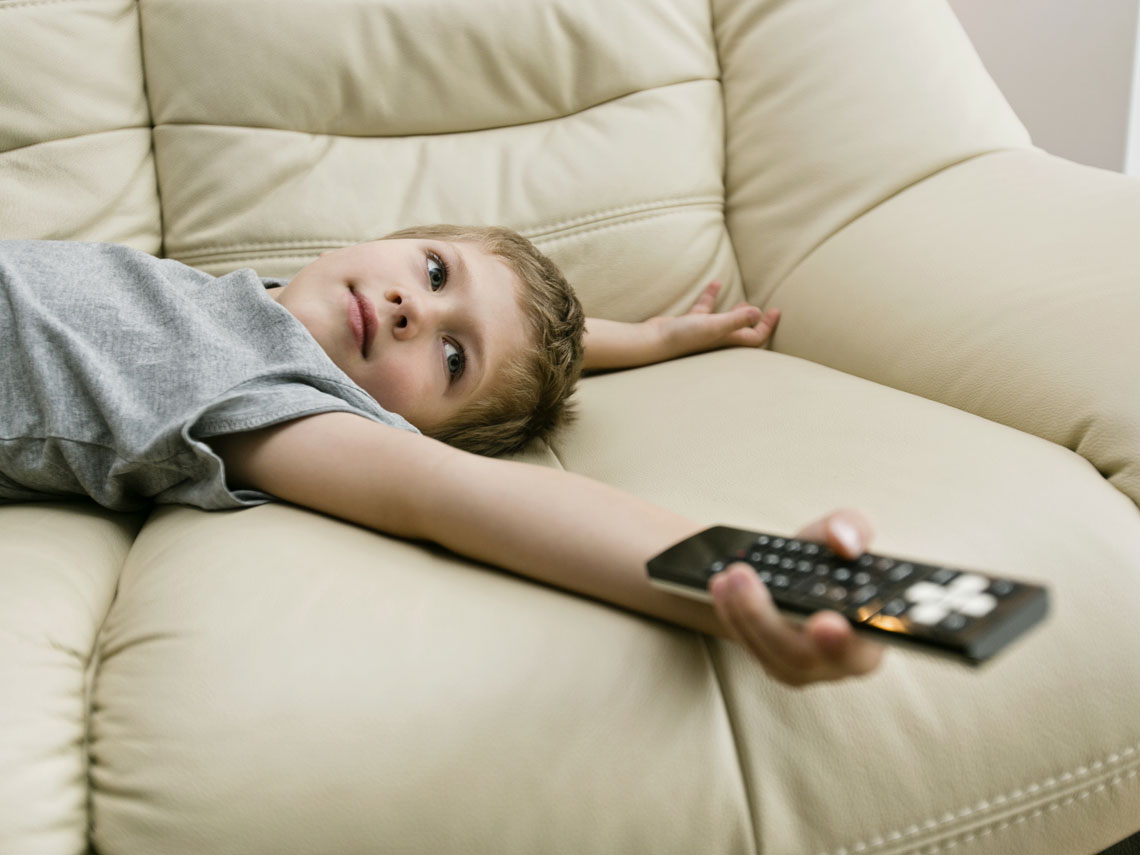 niño viendo la tele