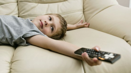 niño viendo la tele