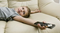 niño viendo la tele