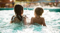 Piscinas y playas para refrescarse con niños por Madrid