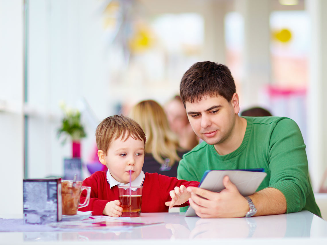 padre con tablet y con niño