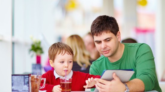 padre con tablet y con niño