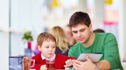 padre con tablet y con niño