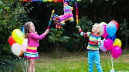 Dos niños en una fiesta de cumpleaños