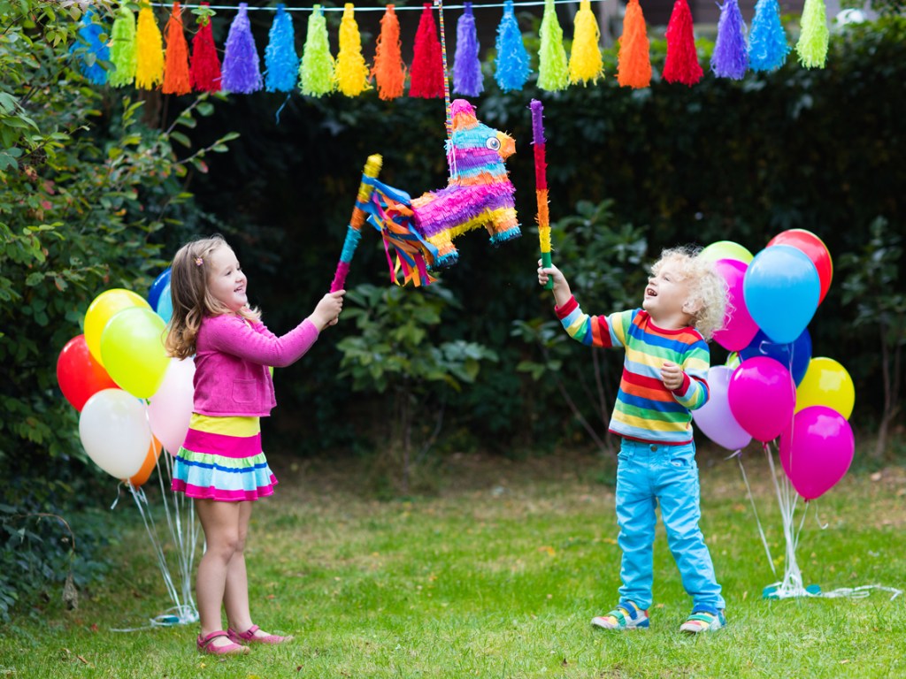 Dos niños en una fiesta de cumpleaños