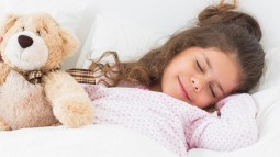niña durmiendo osito