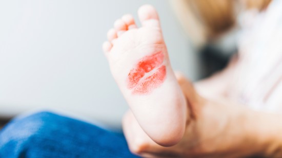 ¿Es malo dar besos en la boca a los niños?
