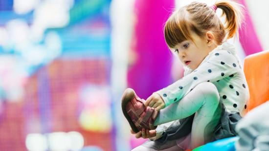 Cómo debe ser la suela de los zapatos de los niños
