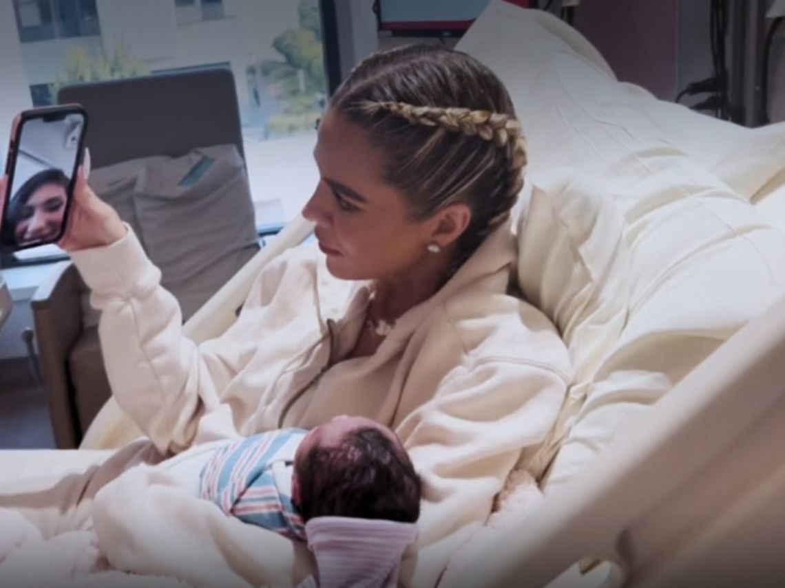 Críticas a Khloé Kardashian por posar en la cama del hospital tras ser madre por vientre de alquiler