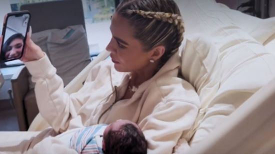 Críticas a Khloé Kardashian por posar en la cama del hospital tras ser madre por vientre de alquiler