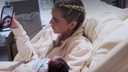 Críticas a Khloé Kardashian por posar en la cama del hospital tras ser madre por vientre de alquiler