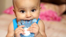 Consejos para calmar el dolor de encías y dientes del bebé