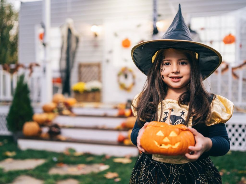 Disfraz casero de bruja niña para Halloween -  iStock