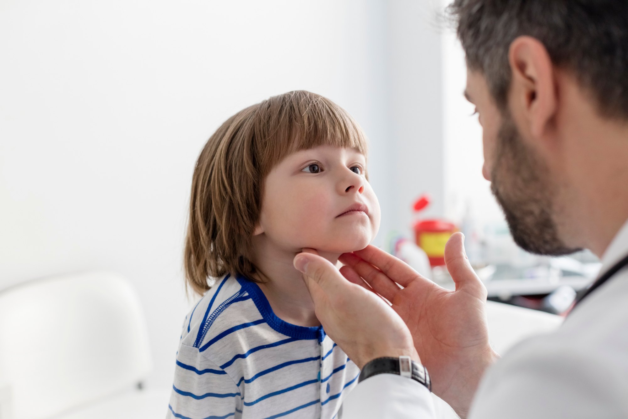 Niño en el médico