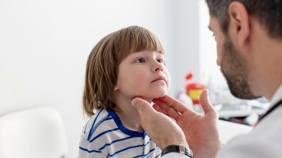 Niño en el médico