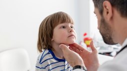 Niño en el médico