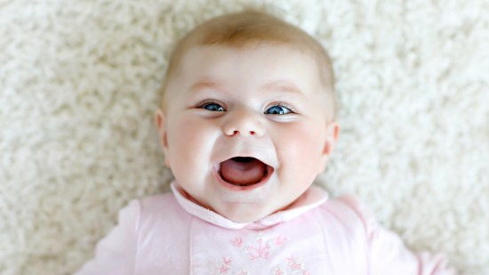 Niña bebé sonriendo