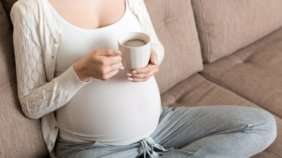 Mujer embarazada bebiendo café