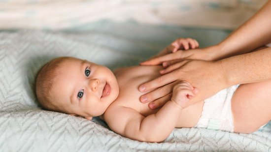 Beneficios de dar masajes a los bebés