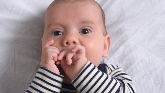 Por qué los bebés se meten las manos en la boca