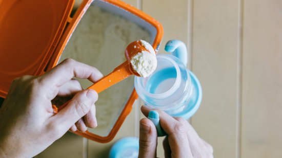 Cómo preparar el biberón con leche de fórmula de manera segura