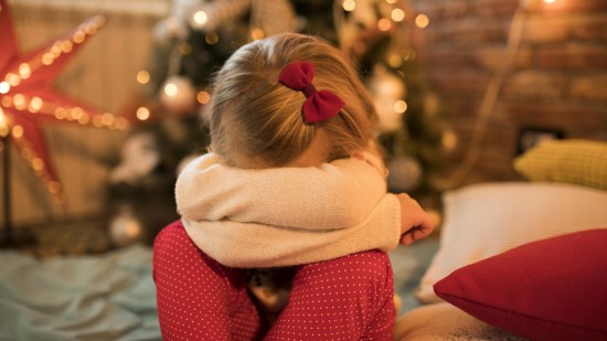 niña triste por Navidad