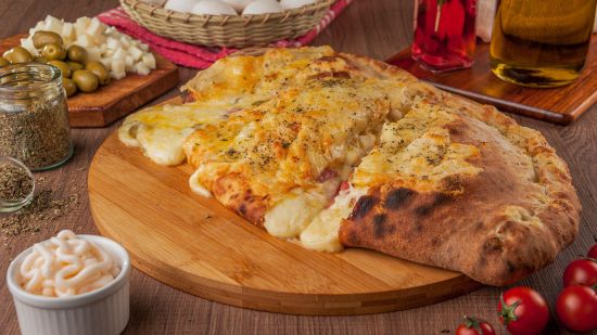 Calzone de queso, tomate y salami