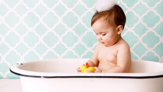 Cómo bañar a un bebé en casa