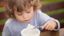 Bebé comiendo papilla