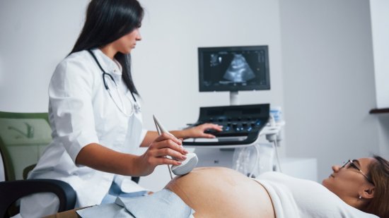 Versión cefálica externa, una maniobra para girar al bebe cuando viene de nalgas y evitar cesárea