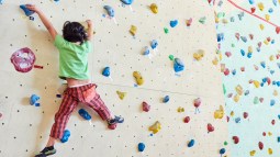 Niño escalando