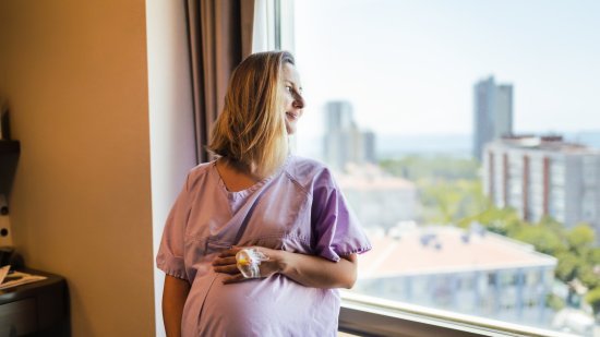 ¿Por qué es importante para ti y tu bebé que te muevas durante el trabajo de parto?