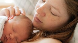 ¿Cómo practicar correctamente el piel con piel con el bebé?