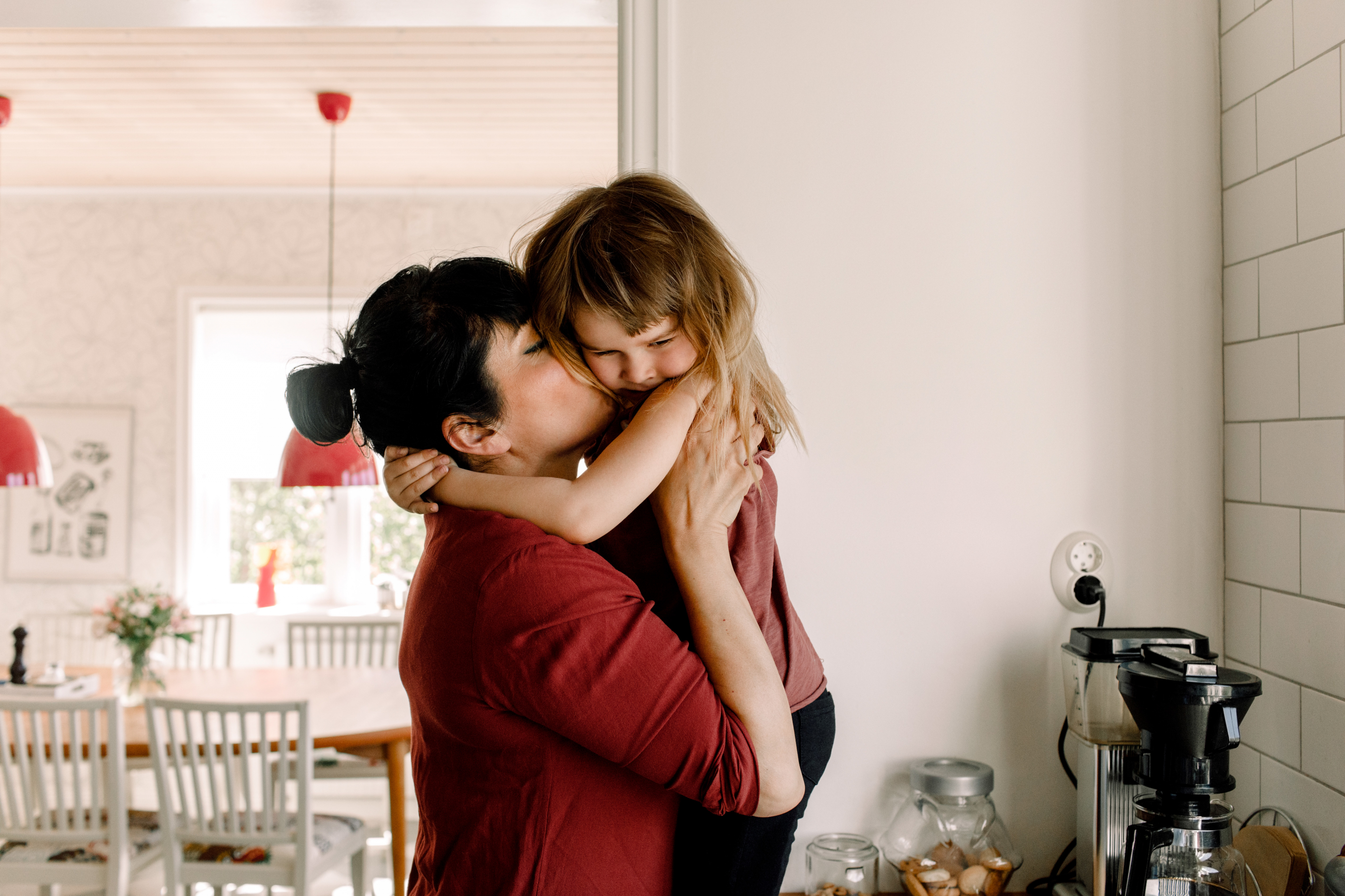Señales para saber si tu hijo te necesita, según el método Montessori