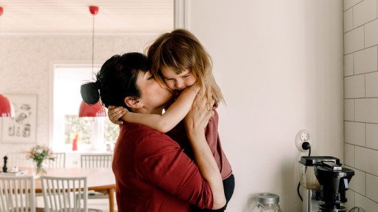Señales para saber si tu hijo te necesita, según el método Montessori