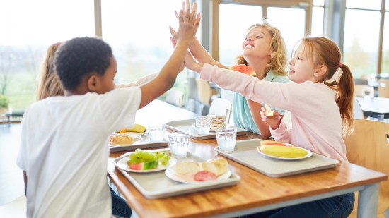 niños comedor escolar