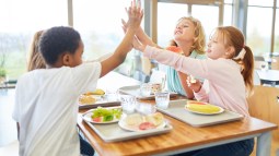 niños comedor escolar