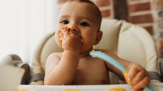 bebé comiendo