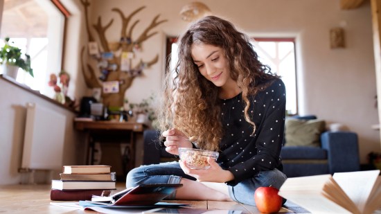adolescente leyendo libro