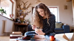 adolescente leyendo libro